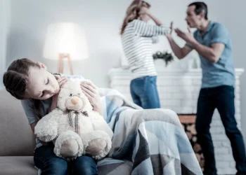 Bărbat de 34 de ani și-a agresat fosta soție și propria fiică – poliția a emis ordin de protecție de urgență