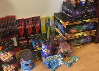 Percheziții la Corni și Darabani. Polițiștii au descoperit mii de țigări de contrabandă și articole pirotehnice interzise