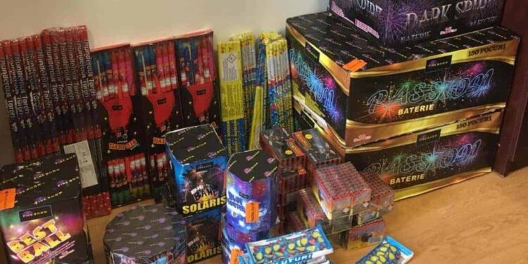 Percheziții la Corni și Darabani. Polițiștii au descoperit mii de țigări de contrabandă și articole pirotehnice interzise