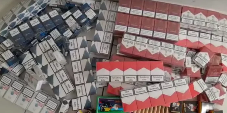 Percheziții la Corni și Darabani. Polițiștii au descoperit mii de țigări de contrabandă și articole pirotehnice interzise