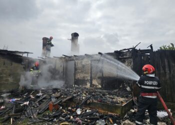 Casă mistuită de flăcări, o femeie de 97 de ani a murit carbonizată.FOTO