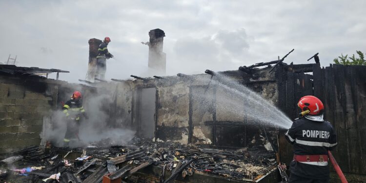 Casă mistuită de flăcări, o femeie de 97 de ani a murit carbonizată.FOTO