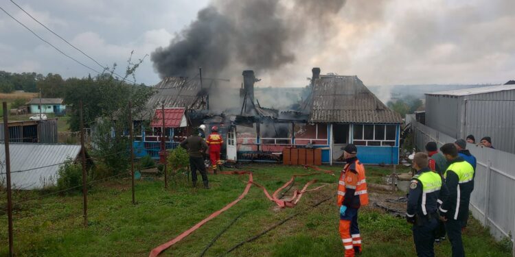 Casă mistuită de flăcări, o femeie de 97 de ani a murit carbonizată.FOTO