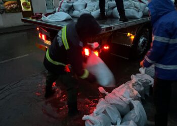 Pompierii botoșăneni, eroi în mijlocul apelor! Trimiși în Constanța să lupte cu inundațiile – mașini luate de ape, case în pericol!