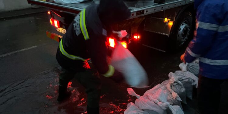 Pompierii botoșăneni, eroi în mijlocul apelor! Trimiși în Constanța să lupte cu inundațiile – mașini luate de ape, case în pericol!