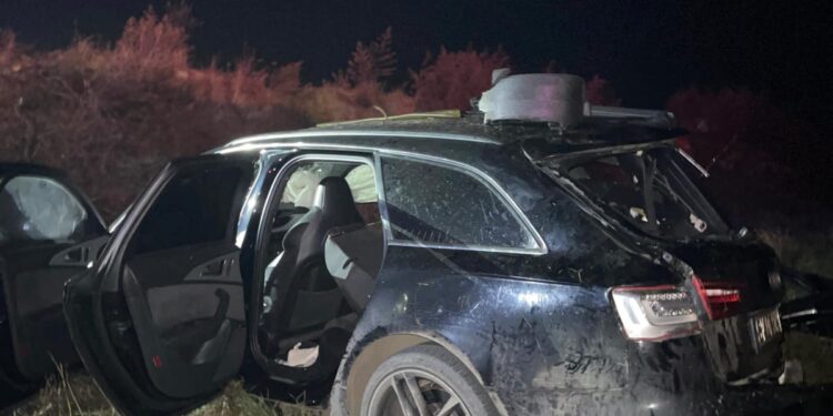 ACCIDENT GRAV la ieșirea din Botoșani! Mașină făcută praf pe drumul spre Săveni – doi tineri, la spital! FOTO