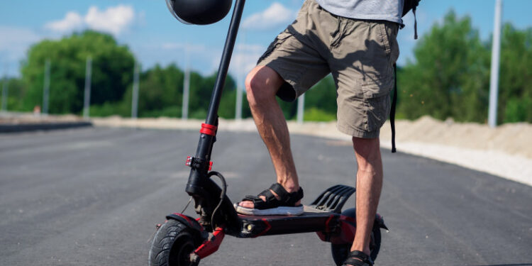 Trotinetele electrice, interzise în centrul orașului și în parcuri după ACCIDENTE GRAVE!