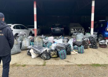 Autoutilitară transformată în magazin ambulant! 350 de articole vestimentare confiscate la Racovăț