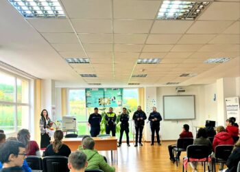 Lecție de siguranță cu polițiștii din Hlipiceni! Elevii din Trușești au învățat cum să spună „NU” violenței și să circule corect