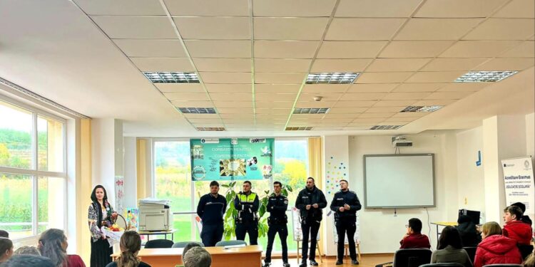 Lecție de siguranță cu polițiștii din Hlipiceni! Elevii din Trușești au învățat cum să spună „NU” violenței și să circule corect