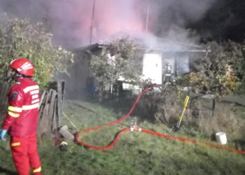 Un bărbat de 63 de ani a fost găsit carbonizat în propria locuință mistuită de flăcări! VIDEO