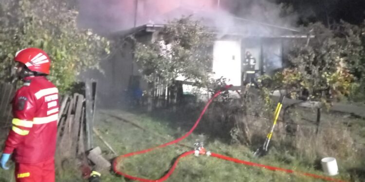 Un bărbat de 63 de ani a fost găsit carbonizat în propria locuință mistuită de flăcări! VIDEO