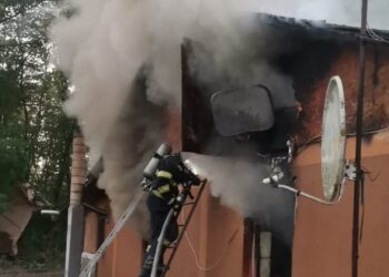 Canton cuprins de flăcări uriașe – pompierii au luptat ore întregi cu focul!