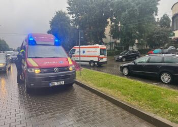 Moment de neatenție pe Bulevardul Victoriei: femeie lovită pe trecerea de pietoni