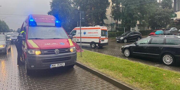 Moment de neatenție pe Bulevardul Victoriei: femeie lovită pe trecerea de pietoni