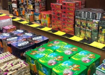 Polițiștii au dat iama într-un depozit de artificii – tone de materiale pirotehnice confiscate!