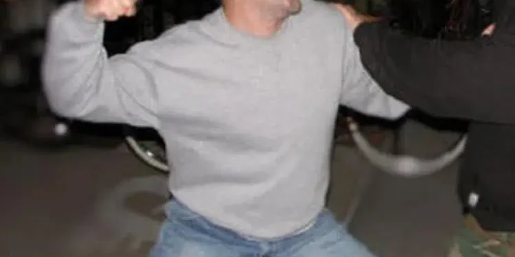 Tânăr de 24 de ani, reținut după ce a bătut un bărbat pe stradă