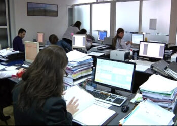 Salarii de lux la stat! Directori care câştigă cât un cartier întreg într-o lună!