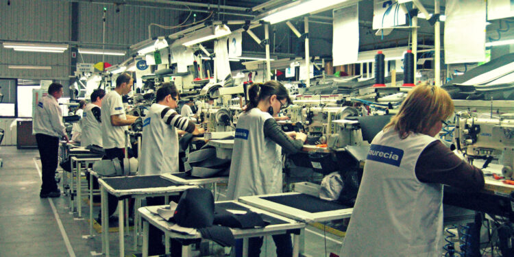 Patronii obligați să negocieze salariile dacă au minimum 10 angajați