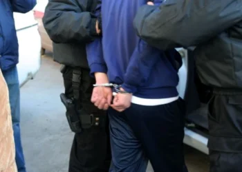 Un tânăr de 27 de ani și-a bătut propriul tată – a ajuns după gratii!