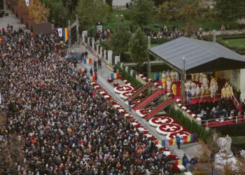 Ploaie, frig și mii de credincioși la Iași! Pelerinajul de Sfânta Parascheva 2025 se desfășoară sub amenințarea norilor