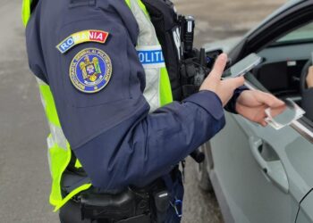 Șofer prins cu viteză, surprins oferind mită polițiștilor. Momentul a fost filmat cu body-cam!