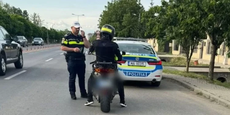 Prins beat și fără permis, pe un moped neînmatriculat! Un bărbat din Sulița a ajuns direct în arest