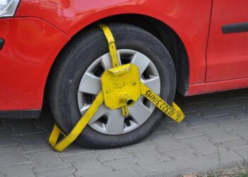 Surpriză neplăcută în parcările din Botoșani! Cinci șoferi s-au trezit cu roțile blocate după ce au „uitat” de tichetul de parcare!