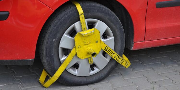 Surpriză neplăcută în parcările din Botoșani! Cinci șoferi s-au trezit cu roțile blocate după ce au „uitat” de tichetul de parcare!