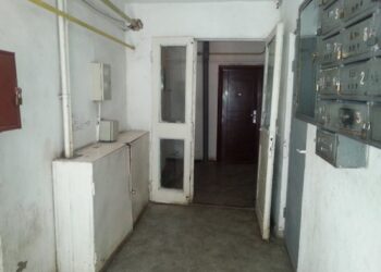 Scandal pe Aprodu Purice! Scările blocului, transformate în depozit de mobilă și frigidere!