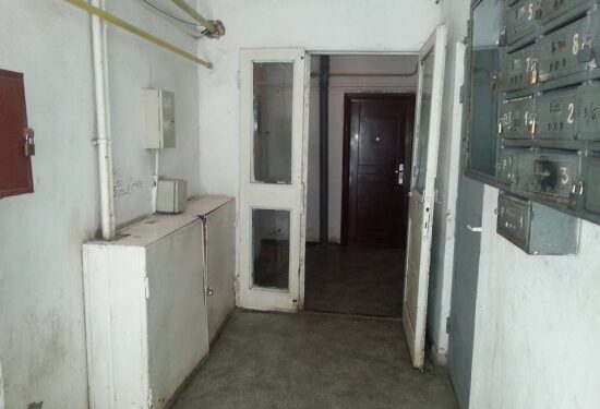 Scandal pe Aprodu Purice! Scările blocului, transformate în depozit de mobilă și frigidere!