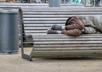 Polițiștii locali din Botoșani, pe urmele celor fără adăpost — unii refuză ajutorul și aleg străzile înghețate!