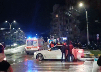 Copil lovit pe trecerea de pietoni în fața mall-ului din Botoșani! VIDEO