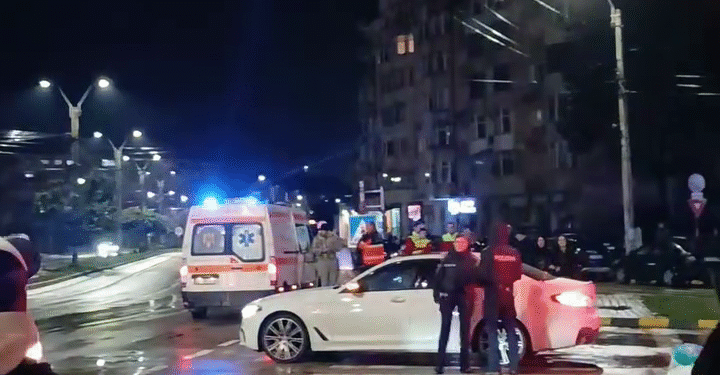 Copil lovit pe trecerea de pietoni în fața mall-ului din Botoșani! VIDEO