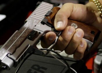 Tânăr de 22 de ani, “pistolar” pe rețelele de socializare – poliția i-a bătut la ușă!