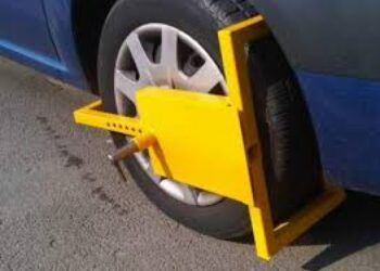 RAID printre șoferii indisciplinați! Polițiștii locali au “măturat” orașul: zeci de amenzi, roți blocate și haos în parcări