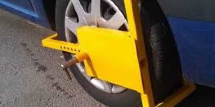 RAID printre șoferii indisciplinați! Polițiștii locali au “măturat” orașul: zeci de amenzi, roți blocate și haos în parcări