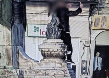 Urcat pe monument și în LIVE, oprit de polițiștii locali!