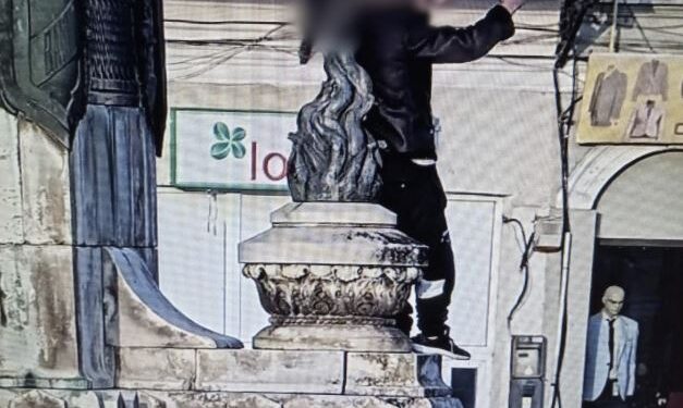 Urcat pe monument și în LIVE, oprit de polițiștii locali!