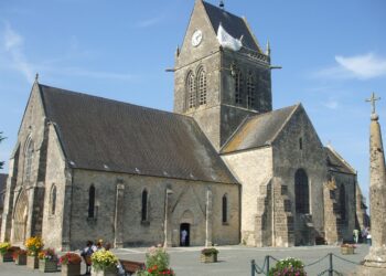 John Steele și turla bisericii din Sainte-Mère-Église: un simbol al curajului din Ziua Z