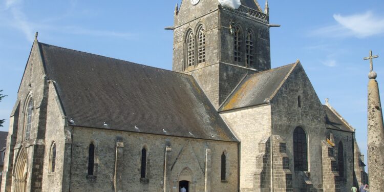 John Steele și turla bisericii din Sainte-Mère-Église: un simbol al curajului din Ziua Z
