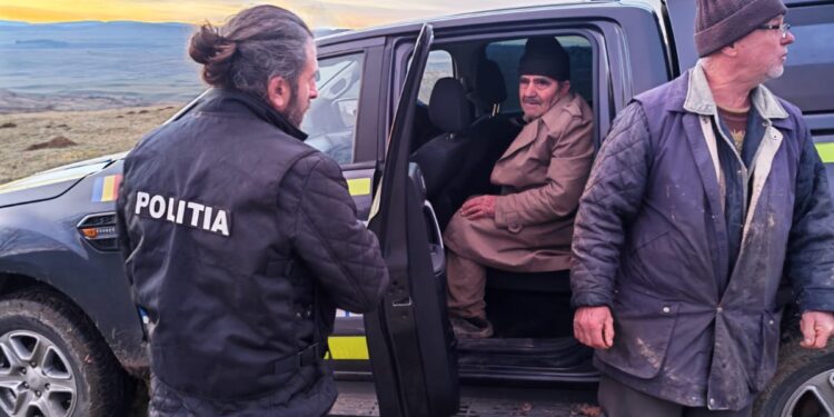 Zeci de polițiști, pompieri și voluntari au scotocit 8 km pentru un bătrân rătăcit! VIDEO