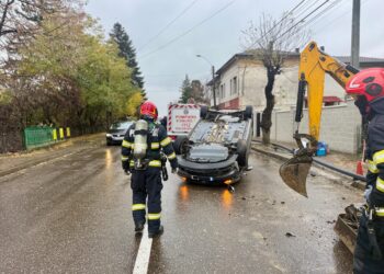 Mașină RĂSTURNATĂ după ce a lovit un utilaj parcat pe marginea drumului!