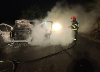Autoutilitară în flăcări pe un drum din Botoșani! Șoferul și pasagerii, la un pas de tragedie!