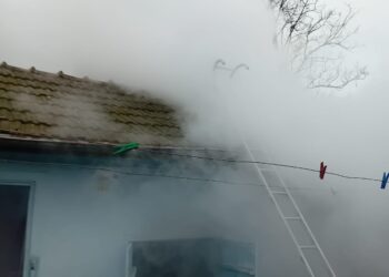 Un bătrân din Ștefănești a scăpat ca prin minune după ce bucătăria i-a luat foc – pompierii au evitat o explozie!