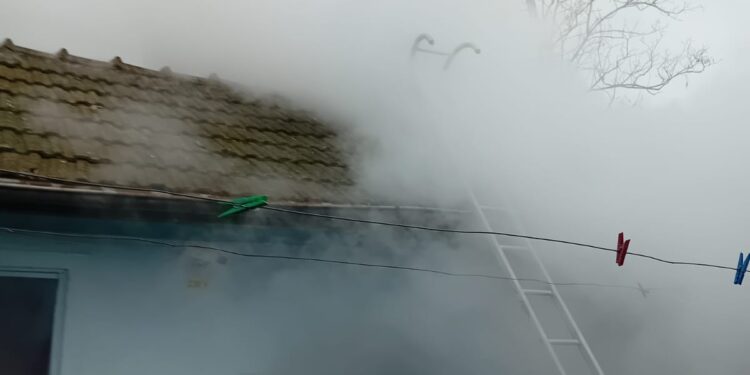 Un bătrân din Ștefănești a scăpat ca prin minune după ce bucătăria i-a luat foc – pompierii au evitat o explozie!