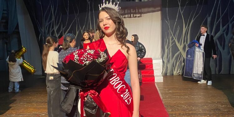 TOAMNA BOBOCILOR A FĂCUT SHOW TOTAL LA BOTOȘANI! O elevă de 15 ani a ridicat sala în picioare și a devenit noua regină a liceenilor! FOTO VIDEO