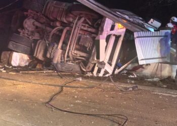 Tir răsturnat în șanț, șofer prins ca într-o menghină! Pompierii au tăiat cabina bucăți! FOTO