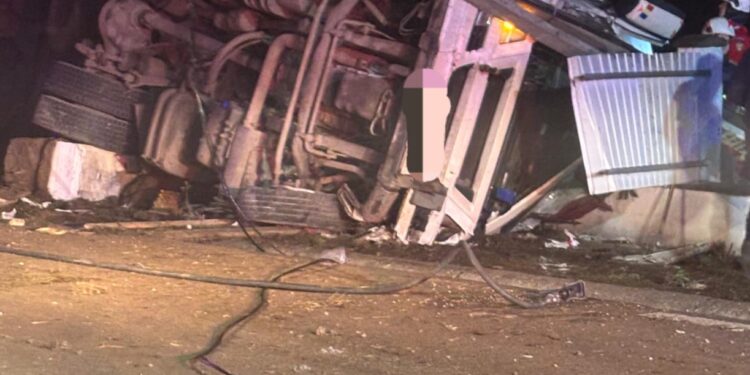 Tir răsturnat în șanț, șofer prins ca într-o menghină! Pompierii au tăiat cabina bucăți! FOTO