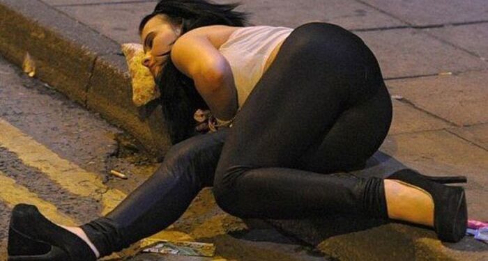 Tânără de 25 de ani, prăbușită în fața unui local după ce ar fi încercat să forțeze intrarea